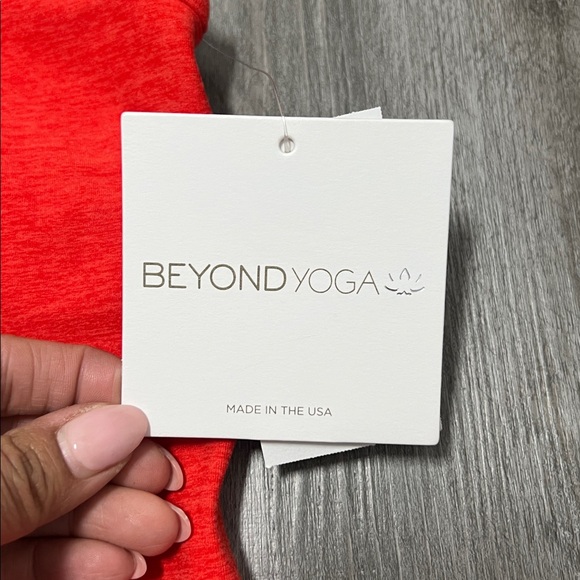 Beyond Yoga woman’s razor back tank top / color RDFLS/ size M NWT - Picture 5 of 12
